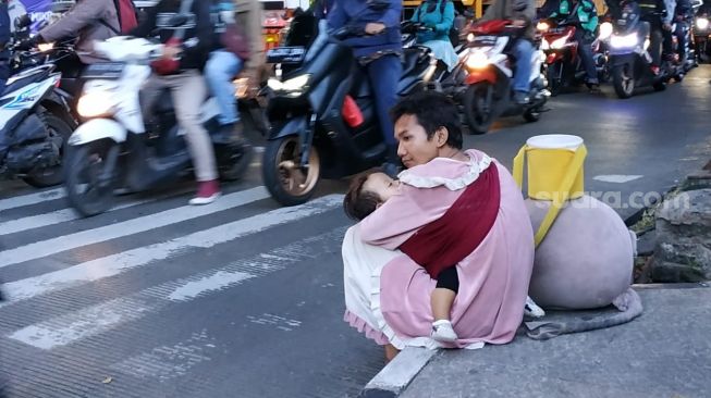 Jauh dari Kata Merdeka, Kisah Badut Jalanan di Ibu Kota yang Hidupnya Terjebak Kostum