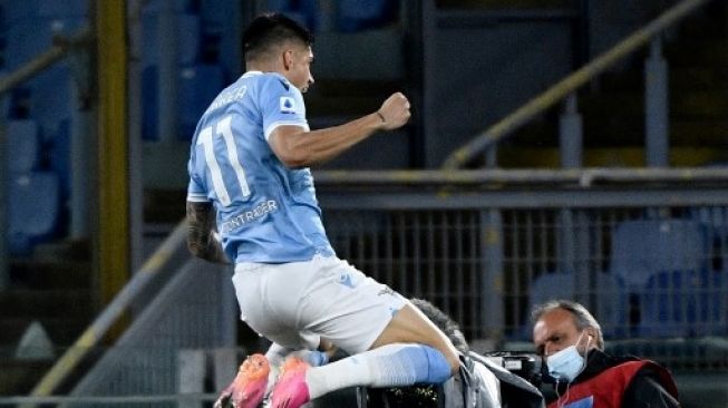 Pemain Lazio Joaquin Correa rayakan gol ke gawang AC Milan dalam laga lanjutan Liga Italia, di Stadion Olimpico, Roma, Italia, Senin (26/4/2021). [AFP]