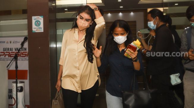 Pedangdut Bebizie usai menjalani pemeriksaan di Polres Metro Jakarta Selatan, Senin (23/8/2021). [Suara.com/Alfian Winanto]
