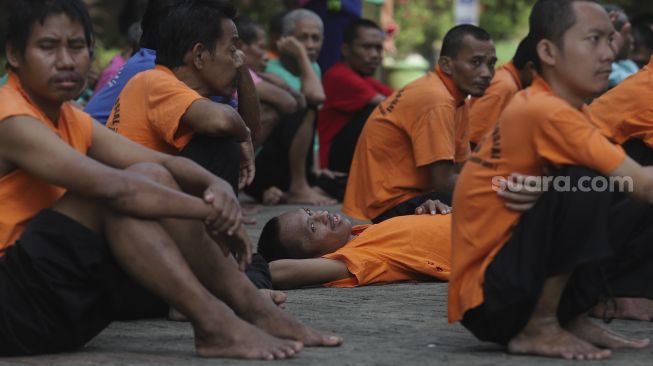 Sejumlah orang dengan gangguan jiwa (ODGJ) mengantre untuk menjalani tes usap (swab test) PCR di Panti Sosial Bina Insan Bangun Daya 2, Cipayung, Jakarta, Senin (23/8/2021). [Suara.com/Angga Budhiyanto]