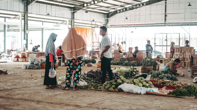 Suasana perdagangan di Pasar Induk Jatiuwung, Tangerang, Senin (23/8). (Suara.com/ Hilal Rauda Fiqry)