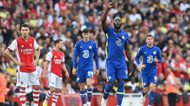 Striker Chelsea Romelu Lukaku merayakan golnya usai mencetak gol pertama timnya pada debutnya selama pertandingan sepak bola Liga Premier Inggris antara Arsenal melawan Chelsea di Emirates Stadium yang rampung Senin (23/8/2021) dini hari WIB. JUSTIN TALLIS / AFP