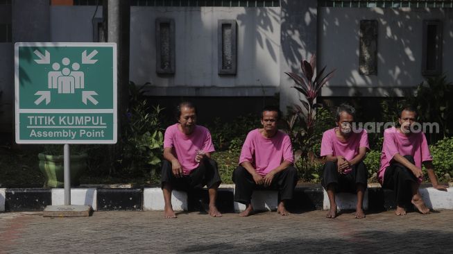 Sejumlah orang dengan gangguan jiwa (ODGJ) berkumpul usai menjalani tes usap (swab test) PCR di Panti Sosial Bina Insan Bangun Daya 2, Cipayung, Jakarta, Senin (23/8/2021). [Suara.com/Angga Budhiyanto]