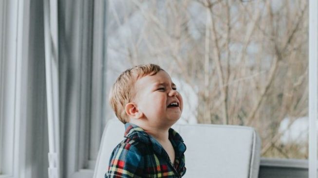 Ini Cara Mudah Menghentikan Kebiasaan Anak Memukul Dirinya Sendiri