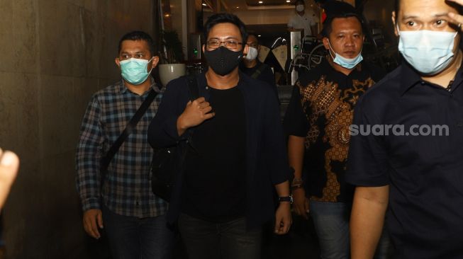 Musisi David Kurnia Albert atau David NOAH berjalan keluar usai menjalani pemeriksaan di Polda Metro Jaya, Jakarta Selatan, Selasa (24/8/2021). [Suara.com/Alfian Winanto]