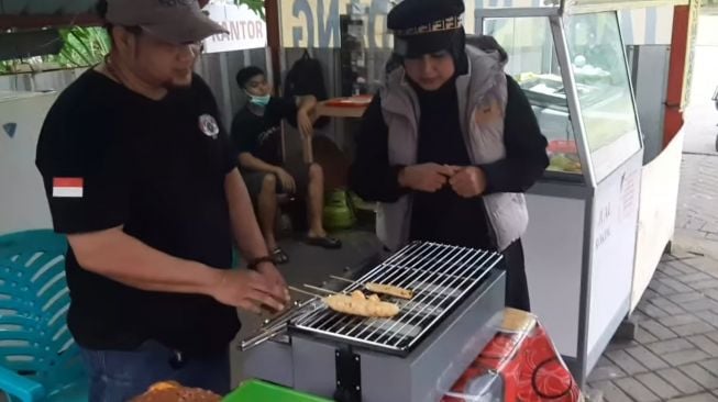 Potret warung sosis bakar Ficky anak Rhoma Irama. (YouTube/Ficky Rhoma Berkelana)