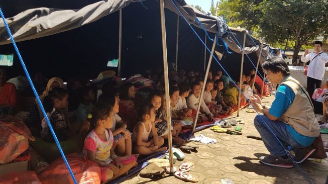 Kresno Mulyadi, kembaran Kak Seto, saat memberi motivasi anak-anak korban tsunami di Pandeglang. [Dok. Pribadi]