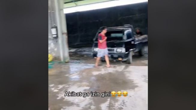 Karyawan kompak bolos ketahuan bos di tempat cuci mobil. (TikTok)