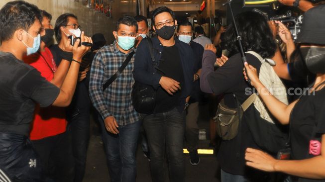 Musisi David Kurnia Albert atau David NOAH usai menjalani pemeriksaan di Polda Metro Jaya, Jakarta Selatan, Selasa (24/8/2021). [Suara.com/Alfian Winanto]