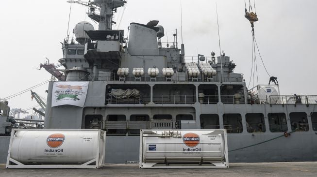 Petugas membongkar muat tangki berisi oksigen medis cair dari kapal perang Angkatan Laut India (INS) Airavat (L24) di Pelabuhan Tanjung Priok, Jakarta, Selasa (24/8/2021).  ANTARA FOTO/M Risyal Hidayat