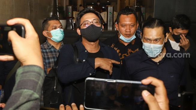 Musisi David Kurnia Albert atau David NOAH saat ditemui awak media usai menjalani pemeriksaan di Polda Metro Jaya, Jakarta Selatan, Selasa (24/8/2021). [Suara.com/Alfian Winanto]