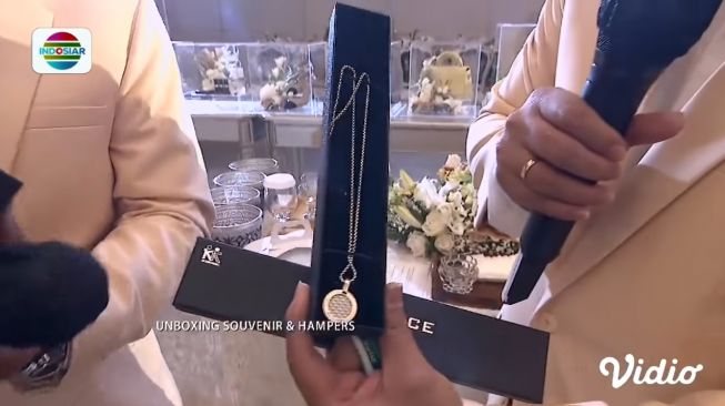 Detail souvenir pernikahan Lesti Kejora dan Rizky Billar. (YouTube/Indosiar)