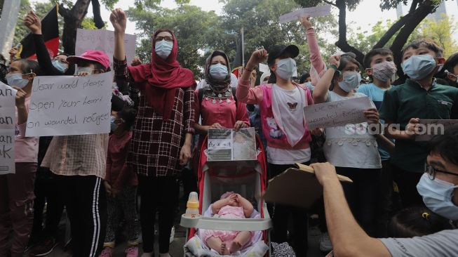 Pengungsi Afghanistan menggelar aksi unjuk rasa di depan Gedung UNHCR, Kebon Sirih, Jakarta, Selasa (24/8/2021). [Suara.com/Angga Budhiyanto]