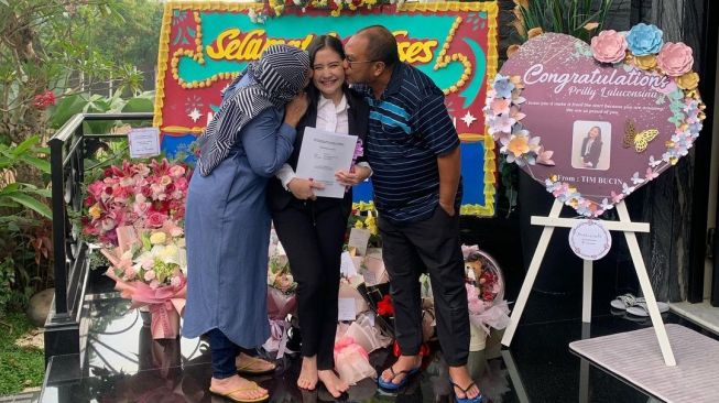 Prilly Latuconsina mendapat kecupan dari ayah dan ibu, setelah lulus kuliah dan meraih gelar sarjana. [Instagram]