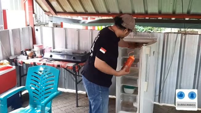 Potret warung sosis bakar Ficky anak Rhoma Irama. (YouTube/Ficky Rhoma Berkelana)