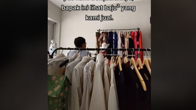 Penjual jajanan beli baju untuk anak, alasannya bikin terharu. (TikTok)