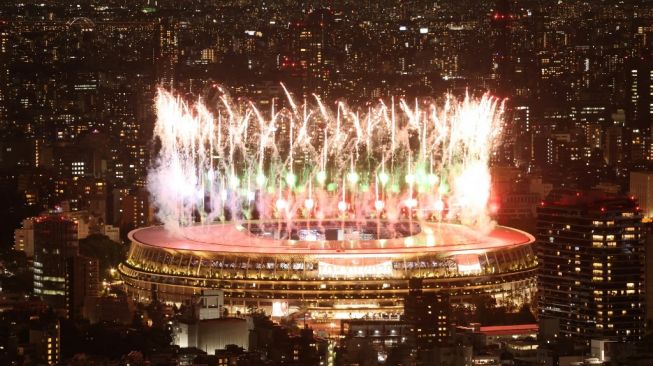 Kembang api menerangi langit di atas Stadion Olimpiade selama upacara pembukaan Paralimpiade Tokyo 2020 di Tokyo pada 24 Agustus 2021.Behrouz MEHRI / AFP