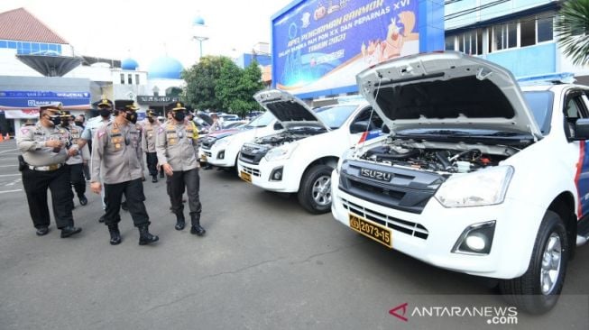 Kakorlantas Polri Irjen Pol Istiono meninjau kesiapan pengiriman kendaraan ke Papua di lapangan NTMC Polri, Jakarta, Selasa (24/8/2021) [ANTARA/HO-Humas Korlantas Polri].