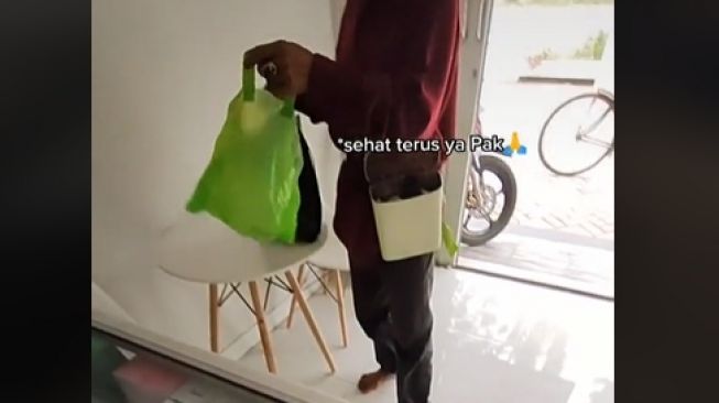 Penjual Jajanan Beli Baju untuk Anak, Buat Pemilik Toko Menangis