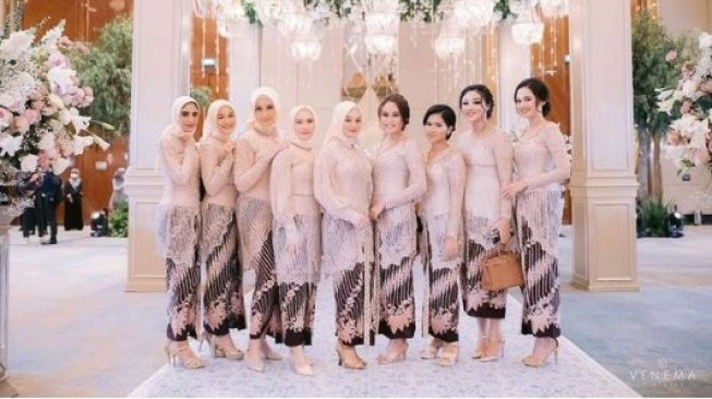 9 Artis Jadi Bridesmaid Saat Hamil, Totalitas Dampingi Sahabat Naik Pelaminan