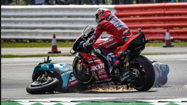 Tabrakan yang melibatkan Fabio QUartararo dan Andrea Dovizioso di MotoGP Inggris 2019 (MotoGP)