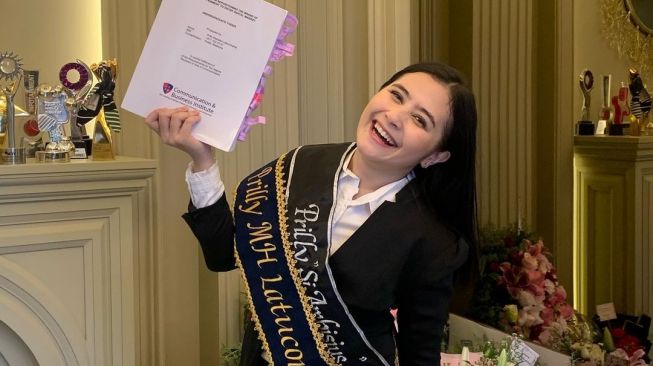 Prilly Latuconsina akhirnya lulus kuliah dan mendapat gelar sarjana. [Instagram]