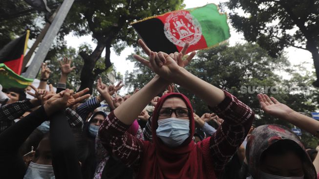 Pengungsi Afghanistan menggelar aksi unjuk rasa di depan Gedung UNHCR, Kebon Sirih, Jakarta, Selasa (24/8/2021). [Suara.com/Angga Budhiyanto]