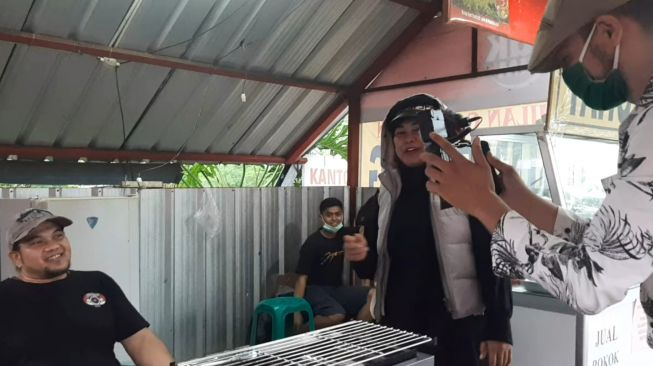 Potret warung sosis bakar Ficky anak Rhoma Irama. (YouTube/Ficky Rhoma Berkelana)