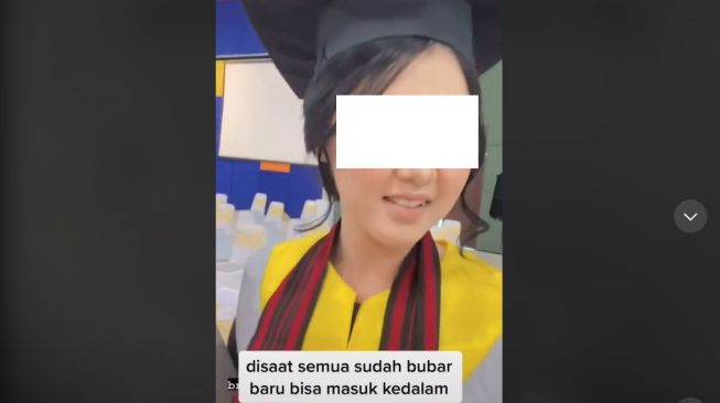 Viral Wanita Trauma Kenang Momen Wisuda (TikTok)