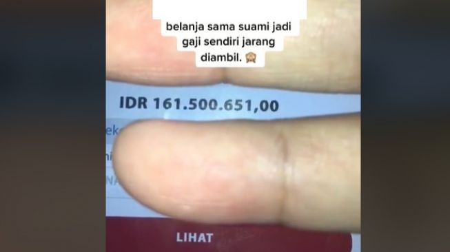 Wanita pamer saldo gaji tiga tahun. (TikTok)