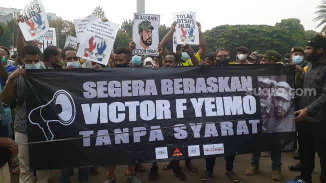 Mahasiswa Papua saat menggelar aksi unjuk rasa di Jakarta untuk menuntut pembebasan Viktor F. Yeimo. (Suara.com/Yaumal)