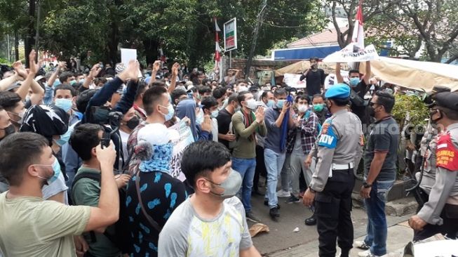 Pengujuk rasa asal Imigran Afghanistan sebelum dibubarkan aparat saat demo di kantor UNHCR, Jakarta. (Suara.com/Yaumal)