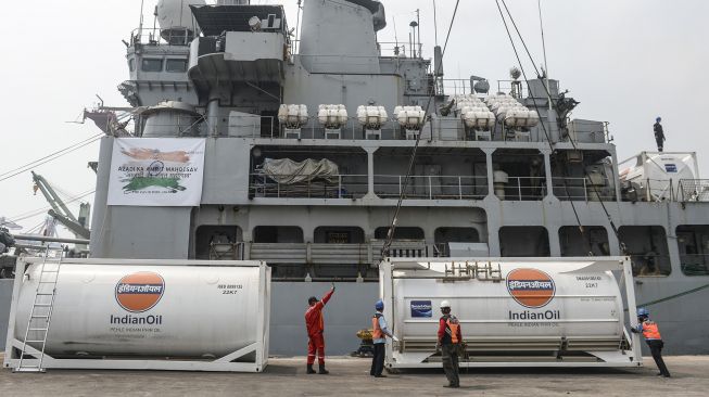 Petugas membongkar muat tangki berisi oksigen medis cair dari kapal perang Angkatan Laut India (INS) Airavat (L24) di Pelabuhan Tanjung Priok, Jakarta, Selasa (24/8/2021).  ANTARA FOTO/M Risyal Hidayat