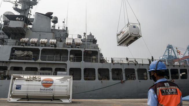 Petugas membongkar muat tangki berisi oksigen medis cair dari kapal perang Angkatan Laut India (INS) Airavat (L24) di Pelabuhan Tanjung Priok, Jakarta, Selasa (24/8/2021).  ANTARA FOTO/M Risyal Hidayat