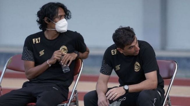 FX Yanuar Wahyu (kiri) bersama pelatih Arema FC, Eduardo Almeida. [dok. Arema FC]