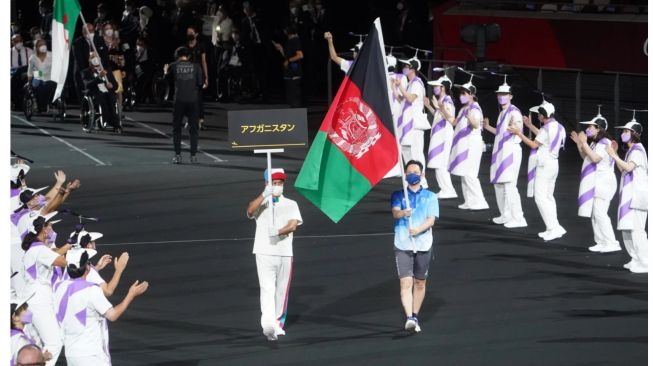 Bendera Afghanistan dikibarkan volunteer dalam Upacara Pembukaan Paralimpiade Tokyo 2020 di Stadion Olimpiade Tokyo, Jepang, Selasa (24/8/2021) malam WIB. [Tangkapan layar laman National Public Radio/npr.org/Marcus Brandt]