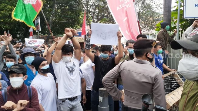 Aksi Demo di UNHCR Ricuh! Imigran Afghanistan Bentrok dengan Polisi, Ada yang Ditangkap