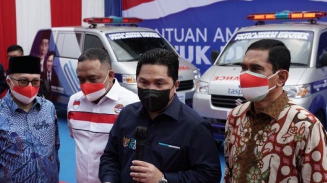 Adakan CSR, PT TASPEN Serahkan Empat Unit Ambulans Standar Multifungsi