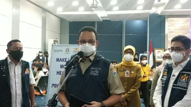Gubernur DKI Jakarta Anies Baswedan usai meninjau vaksinasi bagi pekerja WNA di Balai Kota Jakarta, Selasa (24/6/2021). [Suara.com/Fakhri Fuadi Muflih]
