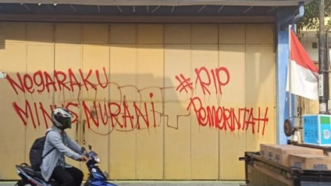Kritik PPKM Melalui Vandalisme RIP Pemerintah Terjadi di Kota Solo