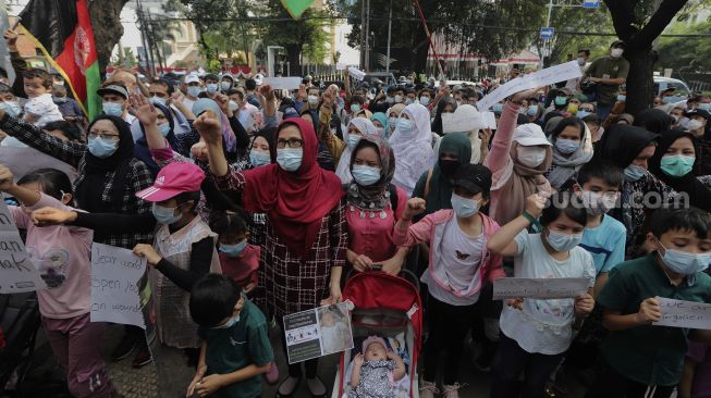 Pengungsi Afghanistan menggelar aksi unjuk rasa di depan Gedung UNHCR, Kebon Sirih, Jakarta, Selasa (24/8/2021). [Suara.com/Angga Budhiyanto]