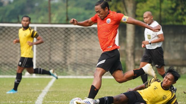 Pemain Persija Jakarta, Tony Sucipto saat mencoba melawati penggawa AHHA PS Pati FC saat laga uji coba di POR Sawangan, Depok (dok. Persija).