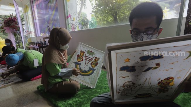 Sejumlah penyandang disabilitas mengikuti pelatihan Seni Batik Betawi di Balai Pustaka, Jakarta, Rabu (25/8/2021). [Suara.com/Angga Budhiyanto]