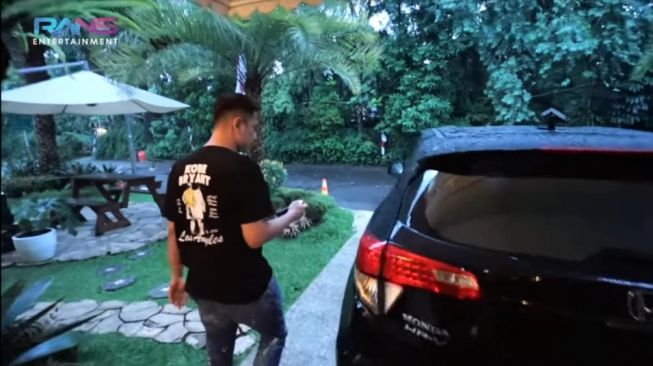 Momen Raffi Ahmad Beri Mobil ke Ucok Baba. [YouTube/RANS Entertainment]