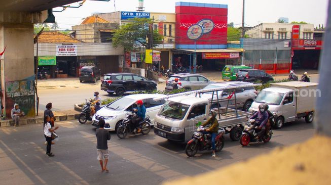 Sejumlah Kendaraan Melintas di Jalan Raya Serpong, Tangerang Selatan Rabu 25 Agustus 2021. ( Suara.com/ Hilal Rauda Fiqry) 