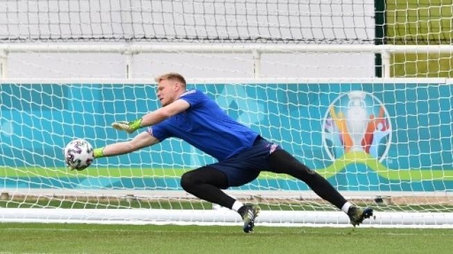 Aaron Ramsdale berlatih bersama Timnas Inggris jelang laga semifinal Euro 2020 kontra Denmark di Wembley, 7 Juli 2021. [AFP]