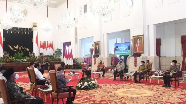 Foto Jokowi saat berbicara dengan petinggi partai politik di Istana Negara, Jakarta. (istimewa)