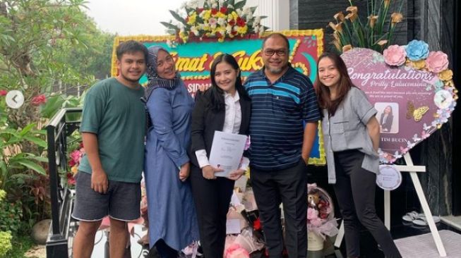 Potret Prilly Latuconsina Lulus Sidang Skripsi. [Instagram/prillylatuconsina96]