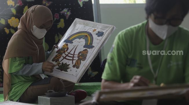 Penyandang disabilitas mengikuti pelatihan Seni Batik Betawi di Balai Pustaka, Jakarta, Rabu (25/8/2021). [Suara.com/Angga Budhiyanto]