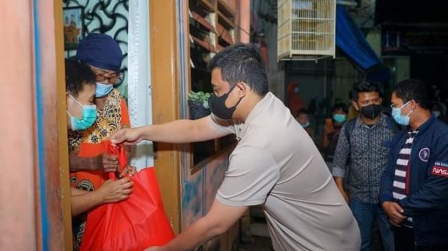 Wali Kota Medan Bobby Nasution memberikan bantuan untuk warga terdampak banjir. [Ist]